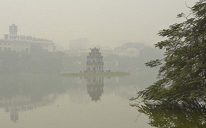 Hà Nội sáng sớm có sương mù, mưa rải rác. Ảnh minh họa