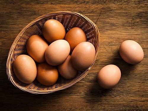 Khi bỏ trứng vẫn còn nguyên vỏ vào ngăn đông, lòng trắng sẽ giãn nở khiến lớp vỏ nứt vỡ. Ảnh minh họa