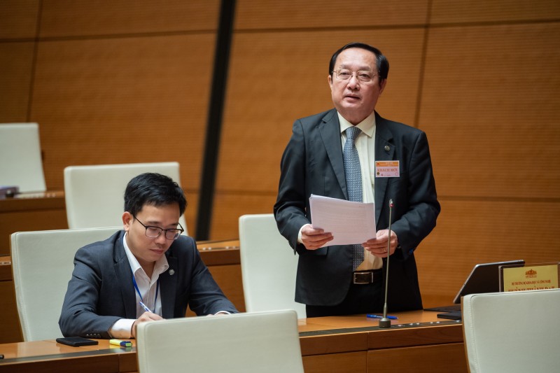 Bộ trưởng Huỳnh Thành Đạt trả lời chất vấn