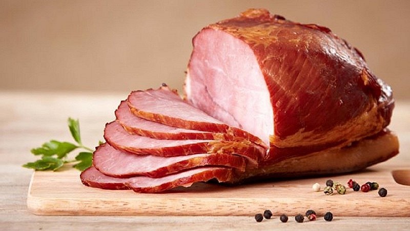 Thịt xông khói là một thực phẩm không được khuyến khích dùng với người tăng huyết áp. Ảnh minh họa