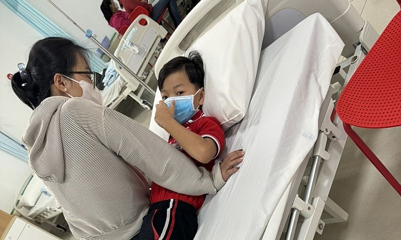 Phụ huynh chăm sóc học sinh bị ngộ độc tại bệnh viện 