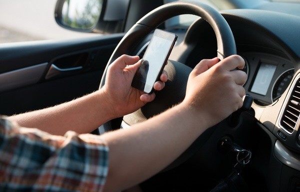 Nên xử phạt nặng người lái xe dùng điện thoại