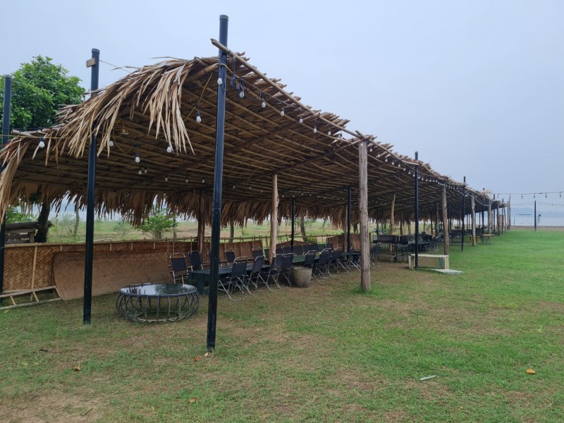 Lều lán bên trong khu Đảo Dừa được dựng lên phục vụ khách