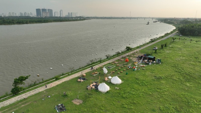 Mội khu cắm trại khác trên hàng lang sông Hồng thuộc xã Hải Bối