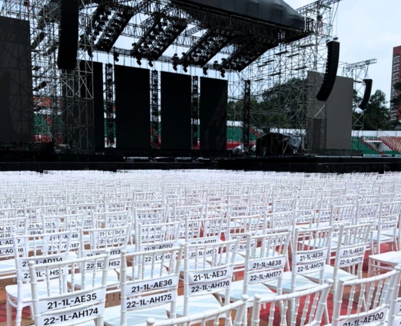 Nhóm nhạc Westlife đã đến Việt Nam, sân khấu biểu diễn đang hoàn tất