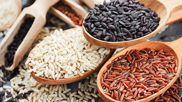 Gạo lứt và gạo trắng là 2 loại thực phẩm được nhiều người sử dụng. Ảnh minh họa