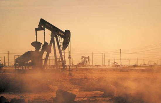 Giá dầu suy yếu khi OPEC+ tìm cách giải quyết tranh chấp trước cuộc họp