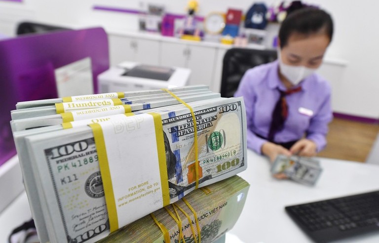 Lãi suất giảm sâu, tiền tiết kiệm vẫn chảy vào ngân hàng cao kỷ lục