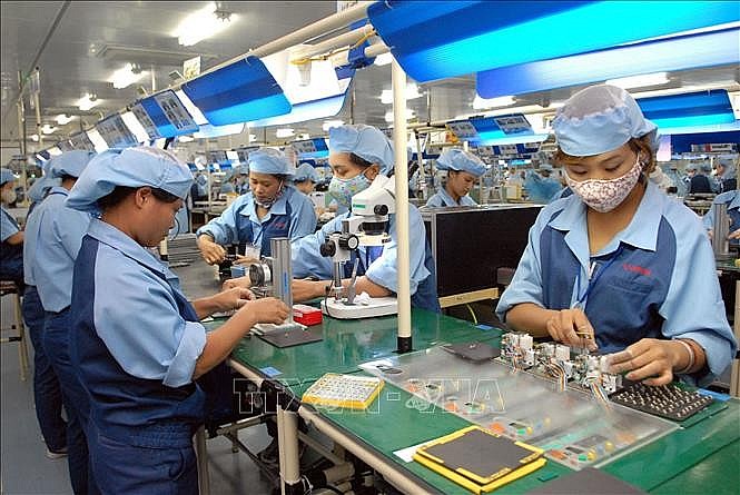 Công nhân sản xuất linh kiện điện tử tại Công ty TNHH điện tử Canon (Khu công nghiệp Phố nối A, huyện Văn Lâm, Hưng Yên). Ảnh minh họa: Phạm Kiên - TTXVN