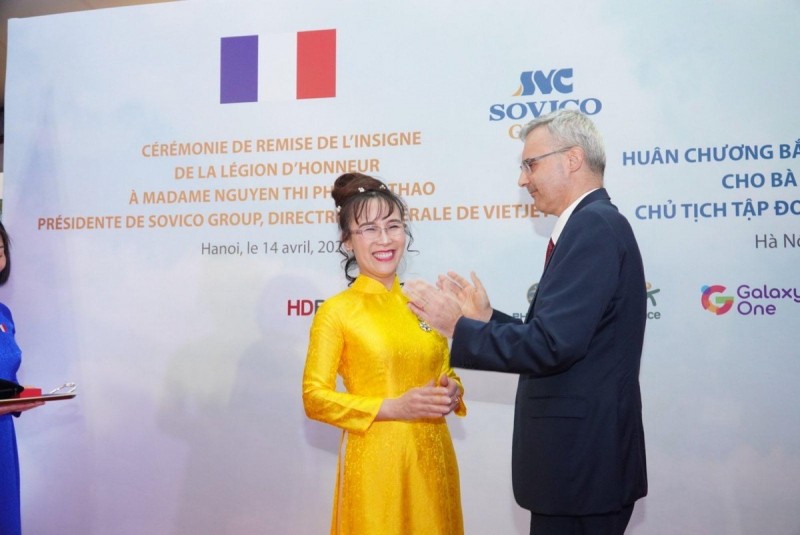 Nữ tỷ phú Nguyễn Thị Phương Thảo nhận Huân Chương Bắc đẩu Bội tinh do Chính phủ Pháp trao tặng.