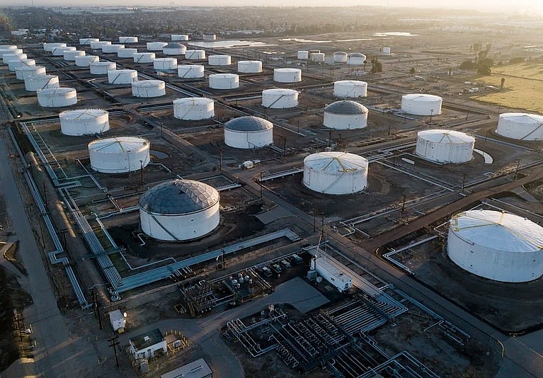 Bể chứa dầu tại kho dự trữ ở Carson, California, Mỹ. (Ảnh: AFP/TTXVN)