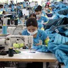 Các doanh nghiệp dệt may Việt Nam phải đương đầu với nhiều khó khăn trong năm 2023. (Ảnh: Trần Việt/TTXVN)
