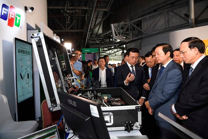 Phó Thủ tướng Trần Hồng Hà tham quan gian hàng giới thiệu sản phẩm của các doanh nghiệp. (Ảnh: Giang Huy)
