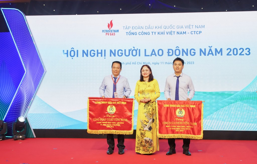 Công đoàn Petrovietnam trao tặng cờ thi đua cho 2 tập thể Công đoàn cơ sở xuất sắc