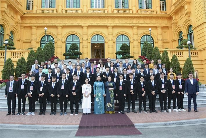 Phó Chủ tịch nước Võ Thị Ánh Xuân chụp ảnh lưu niệm với các em học sinh, các thầy cô giáo và các đại biểu dự cuộc gặp mặt. Ảnh: Bộ GD&ĐT