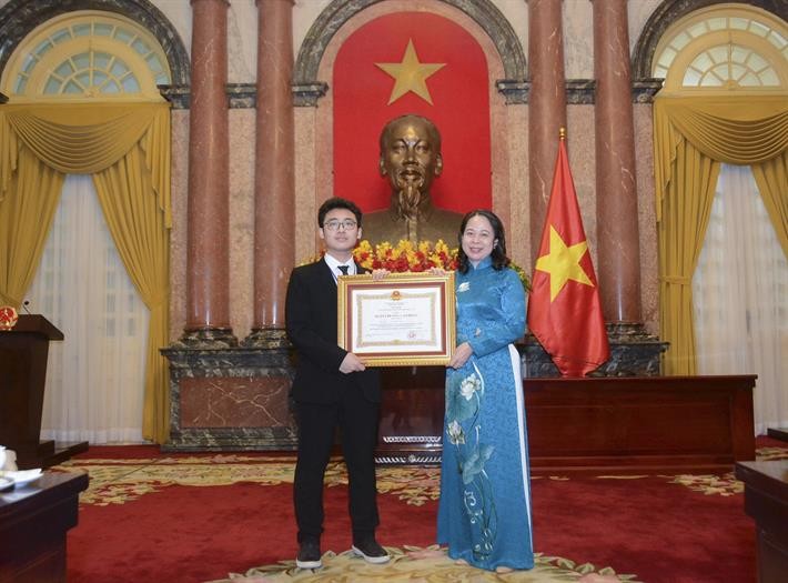 Phó Chủ tịch nước Võ Thị Ánh Xuân trao Huân chương Lao động hạng Nhất cho em Võ Hoàng Hải. Ảnh: Bộ GD&ĐT