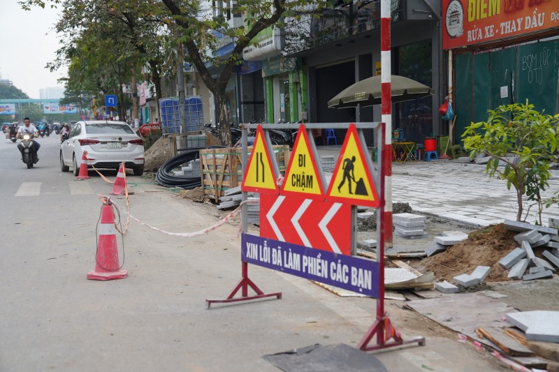 Nhiều tuyến phố Hà Nội bị đào xới, người dân lo... mất Tết