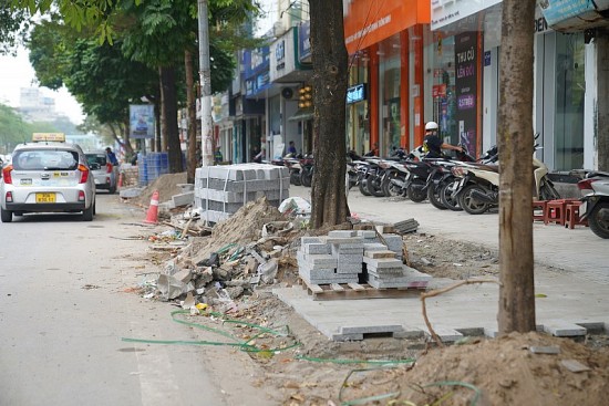 Nhiều tuyến phố Hà Nội bị đào xới, người dân lo... mất Tết
