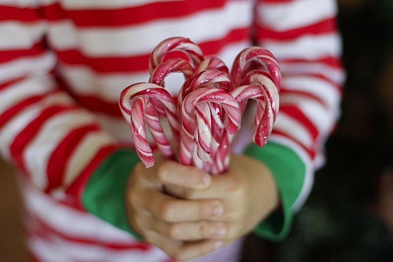 kẹo gậy là món đầu tiên trong danh sách “Giáng sinh ăn gì” của rất nhiều người