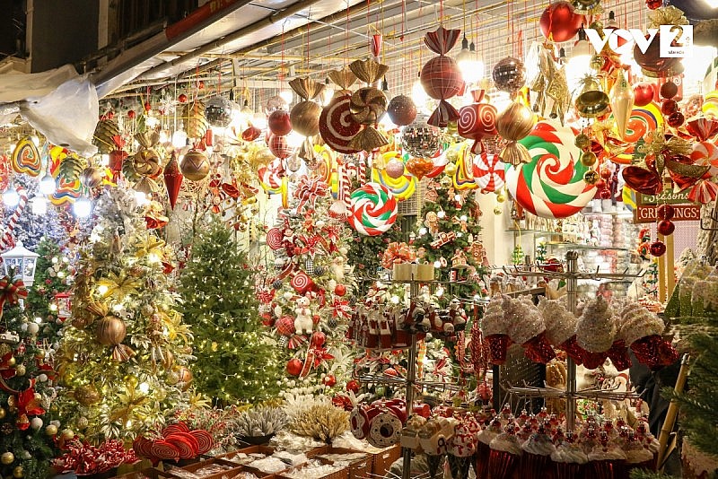 Phố Hàng Mã rực rỡ đồ trang trí Giáng sinh như vòng nguyệt quế, cây thông Noel, hươu tuần lộc, đồ chơi ông già Noel..., là một địa điểm đi chơi Noel ở Hà Nội. 