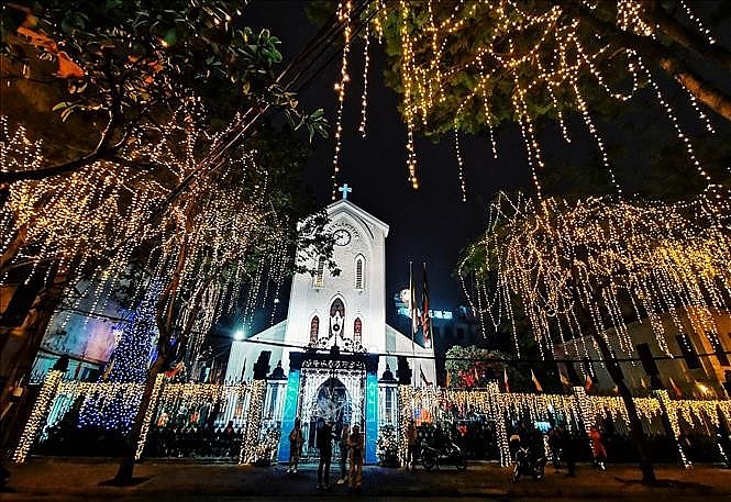 Không chỉ rực rỡ với cây thông lớn nhà thờ Hàm Long còn được trang trí với ánh đèn lung linh. Ảnh: Công an Nhân dân