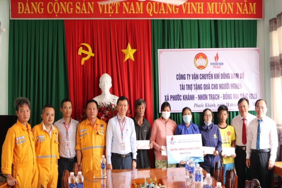 Công ty Vận chuyển khí Đông Nam Bộ trao tặng quà tại Nhơn Trạch và Phú Mỹ