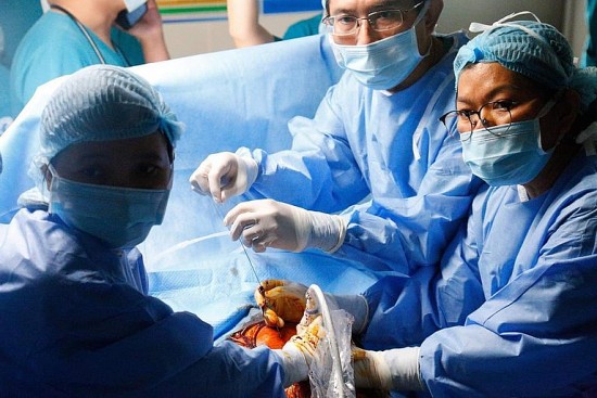Bác sĩ Việt Nam lần đầu tiên thực hiện thành công ca thông tim bào thai