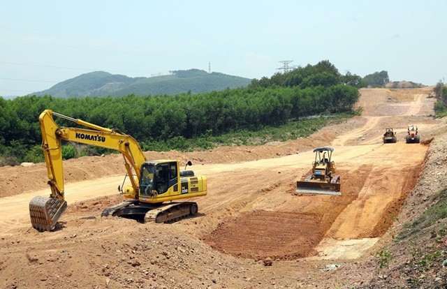 Thủ tướng chỉ đạo gỡ khó về định mức, đơn giá, vật liệu xây dựng công trình giao thông. Ảnh VGP