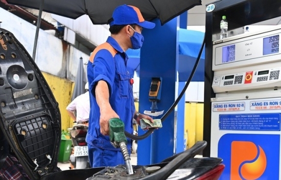 Vì sao giá xăng tiếp tục giảm, giá dầu lại bật tăng?