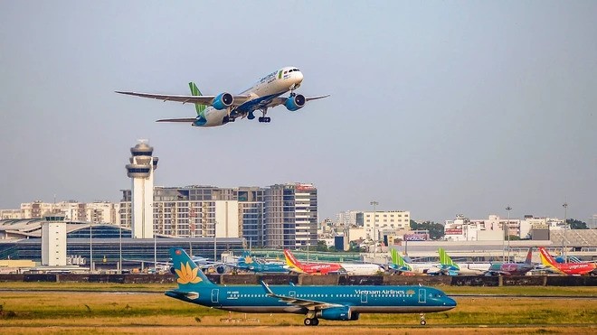 Máy bay cất, hạ cánh tại Cảng Hàng không Quốc tế Tân Sơn Nhất. (Ảnh: PV/Vietnam+)