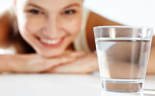 Uống đủ 2 lít nước mỗi ngày để đảm bảo độ ẩm cho da.