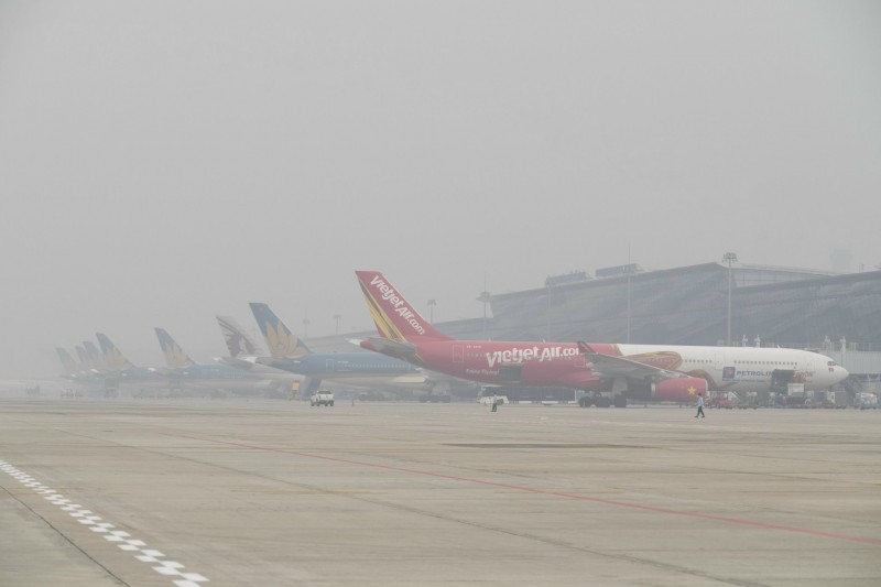 Nhiều chuyến bay không thể hạ cánh xuống sân bay Nội Bài ngày ông Táo vì sương mù dày đặc