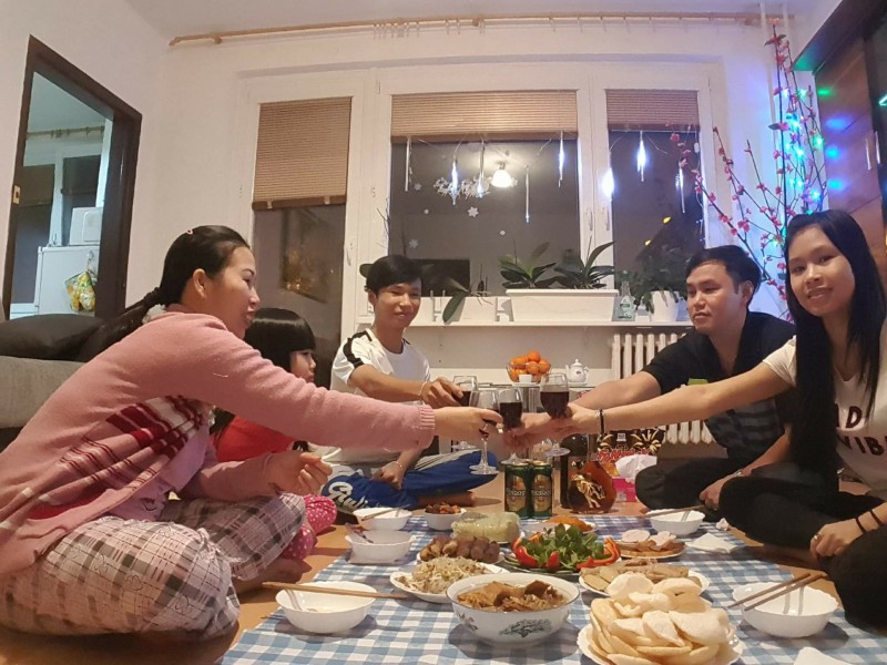 Gia đình cô Nhung quây quần bên nhau trong đêm giao thừa, chào mừng Tết Nguyên Đán. Ảnh: NVCC