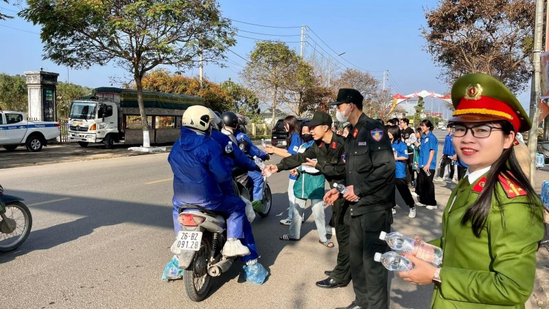 Cảnh sát giao thông các địa phương tăng cường “tiếp sức” người dân về quê ăn Tết