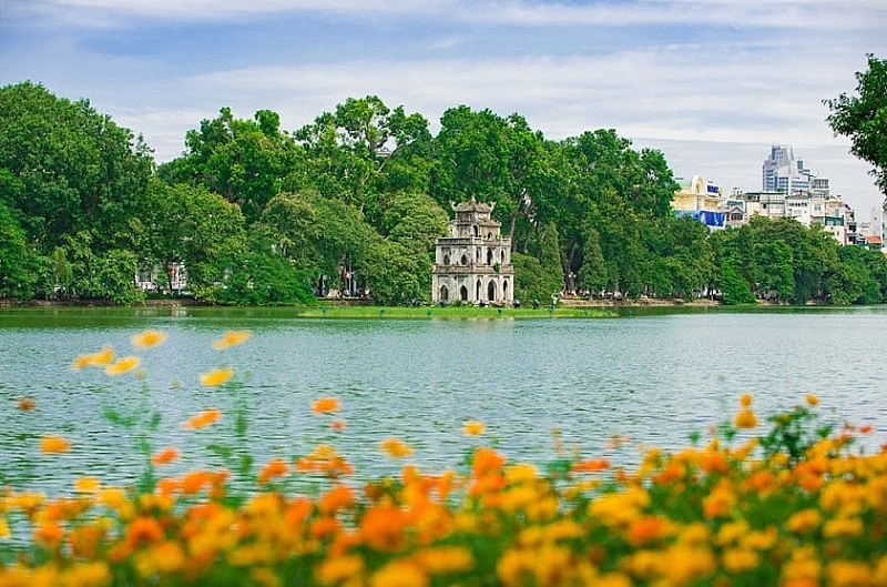 Hà Nội với hồ Hoàn Kiếm, hồ Tây, phố cổ, nhà thờ lớn Hà Nội, Văn Miếu Quốc Tử Giám, chùa Một Cột… là những điểm du lịch thu hút du khách trong nước và quốc tế.