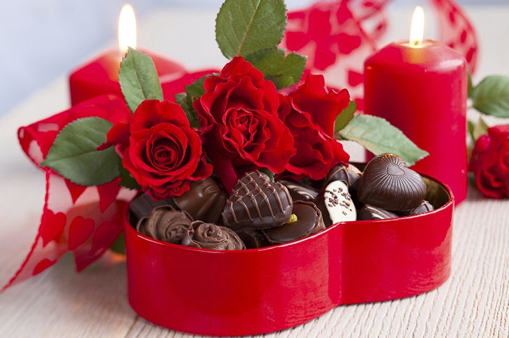 Hoa hồng và socola là món quà Valentine truyền thống được lựa chọn nhiều.