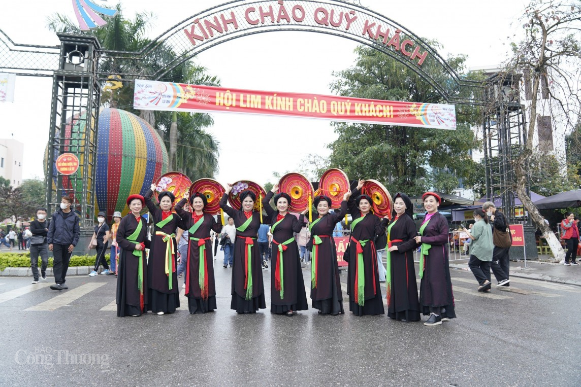 Hàng vạn người đội mưa về Bắc Ninh trẩy hội Lim 2024