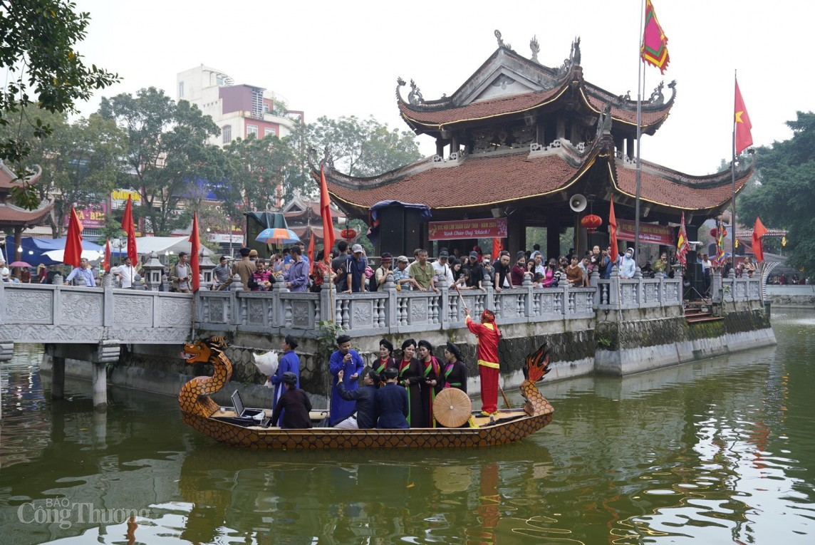 Hàng vạn người đội mưa về Bắc Ninh trẩy hội Lim 2024