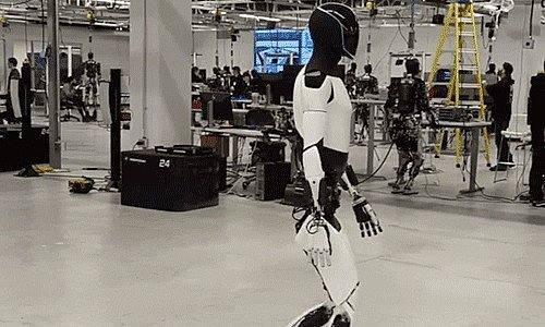 Cận cảnh robot hình người của Elon Musk dạo quanh phòng thí nghiệm
