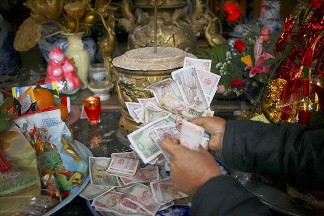 Rải tiền nơi cửa Phật: Xin đừng ép thần linh nhận "hối lộ"