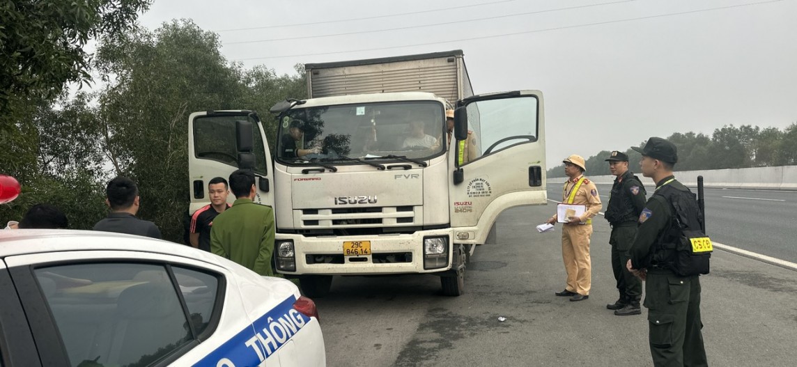 Dừng ô tô trên cao tốc Hà Nội - Hải Phòng đánh bạc, 4 tài xế bị bắt giữ