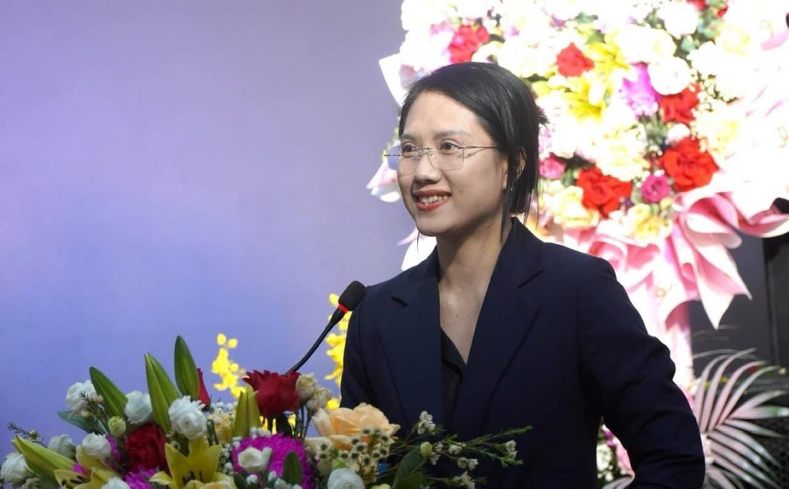 Thạc sĩ Phan Thị Anh Đào - CEO Học viện Thương hiệu Kim Cương (DBI) đã cam kết đồng hành cùng thị xã Hồng Lĩnh trong việc phát triển thương hiệu địa phương