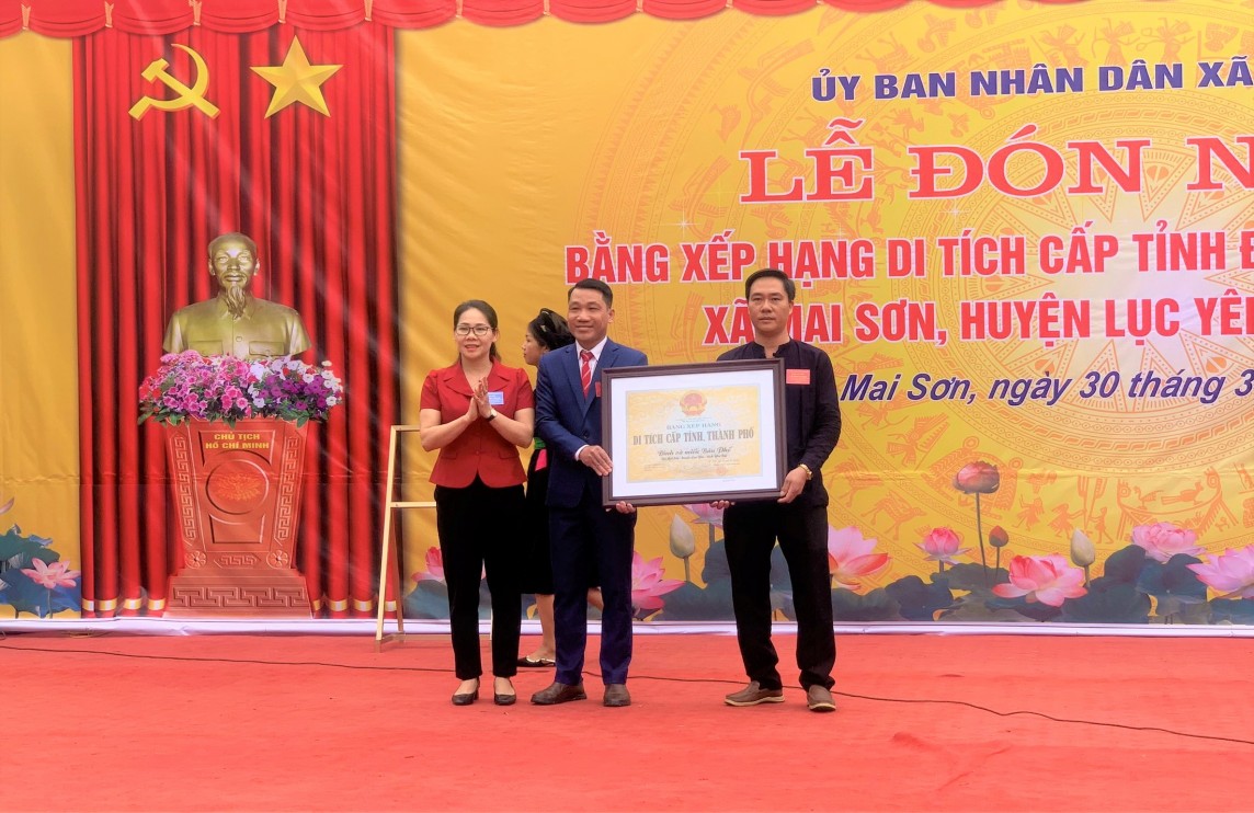 Thay mặt lãnh đạo huyện Lục Yên, bà Nông Thu Hà – Phó chủ tịch UBND huyện đã trao Bằng xếp hạng di tích lịch sử cấp tỉnh cho xã Mai Sơn