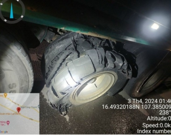 Hàng chục xe bị vỡ lốp do nắng nóng trên cao tốc Cam Lộ - La Sơn