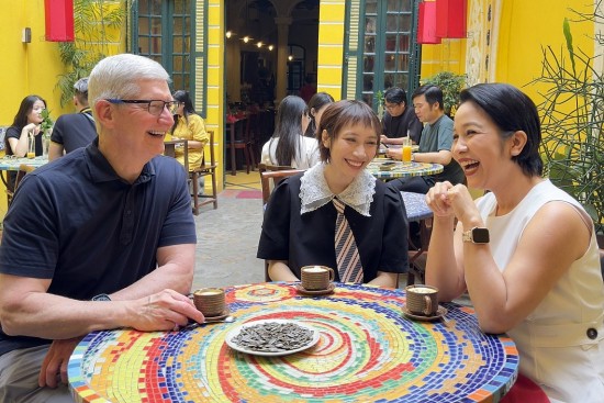 CEO Apple Tim Cook đến Việt Nam: Đi dạo bên hồ Hoàn Kiếm, uống cà phê trứng