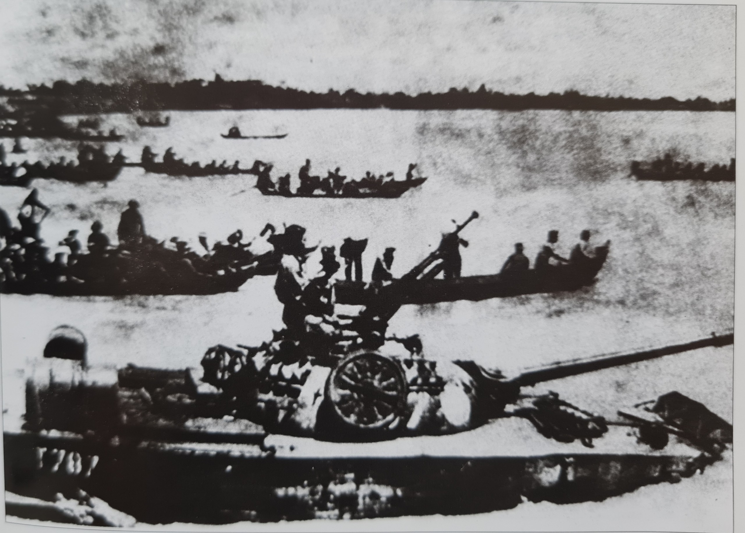 Sư đoàn 325, Quân đoàn 2 vượt sông Đồng Nai tại bến phà Cát Lái sáng ngày 30/4/1975    			Ảnh tư liệu - nhân vật cung cấp