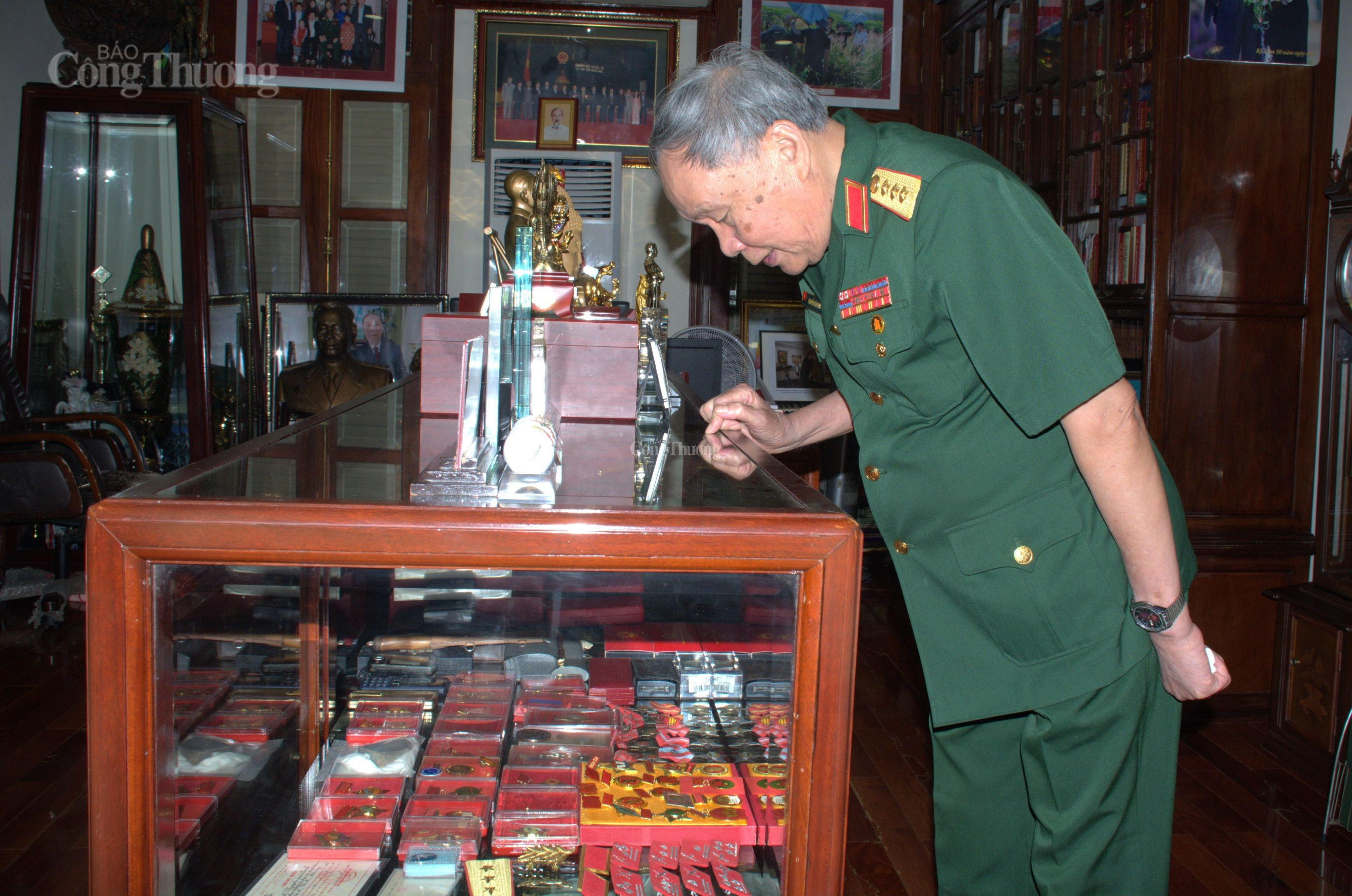 Thượng tướng Nguyễn Văn Rinh bên những kỷ vật một thời quân ngũ