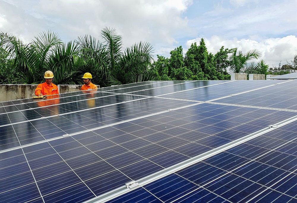 Điện mặt trời mái nhà mang lại nhiều lợi ích cho chủ đầu tư cũng như cộng đồng. Ảnh: EVN