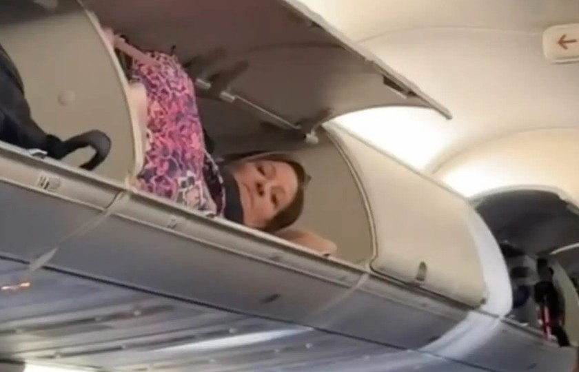 Hành khách “choáng” vì phát hiện người phụ nữ nằm ngủ trong ngăn hành lý máy bay