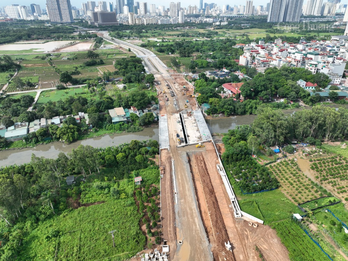 Sau hơn 1 năm thi công, tuyến đường Lê Quang Đạo kéo dài đã được hình thành. Trong đó, đoạn giao cắt Đại lộ Thăng Long đến phố Đại Linh (phường Mễ Trì) gần như đã hoàn thiện.